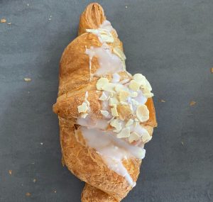 Croissant aux amandes - Boulangerie Banette Maison Schaming - France - Yutz
