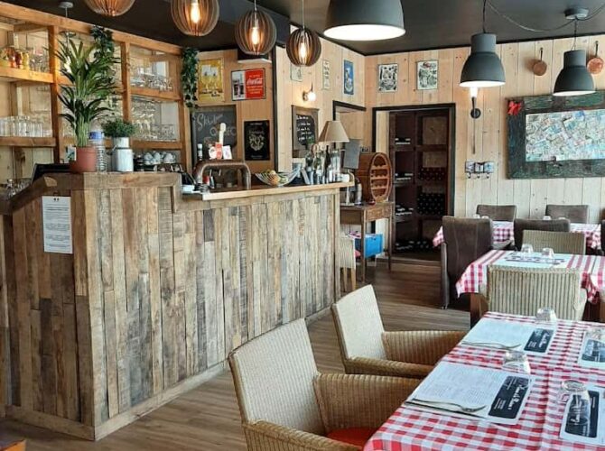 Restaurant comme à la maison à Roussy-le-Village, France