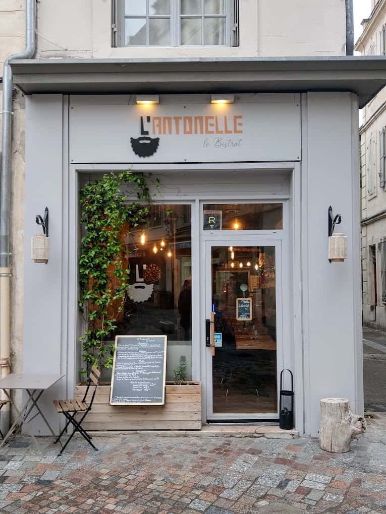 Restaurant l’Antonelle le bistrot à Arles, France