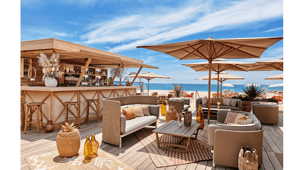 Restaurant Mademoiselle Gray Plage Barrière à Cannes, France