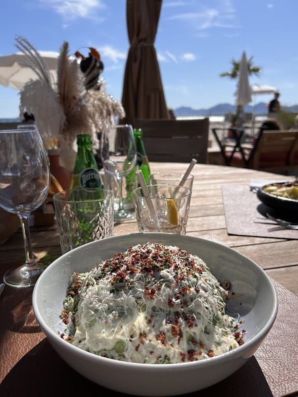 Restaurant Mademoiselle Gray Plage Barrière à Cannes, France