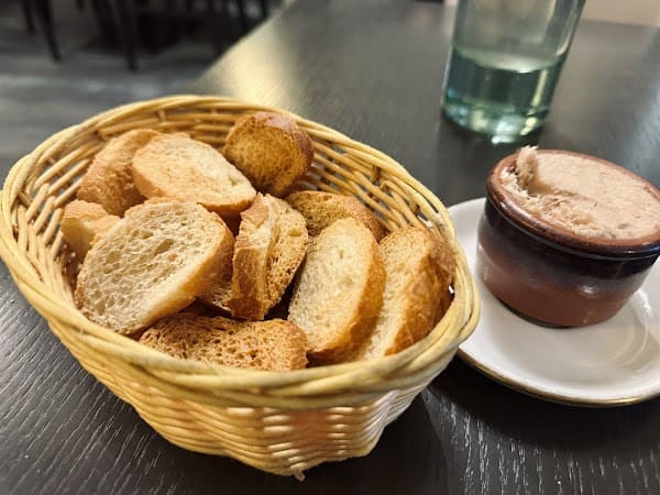 Restaurant Le Petit Périgord à Laval, France