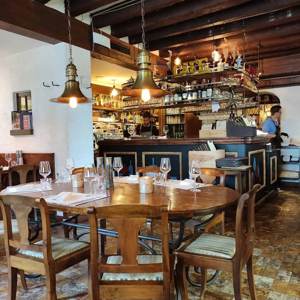 Vieux-Lausanne Restaurant & Bar Giraf à Lausanne, Suisse