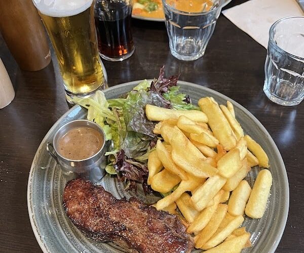 Restaurant Bistro de la Place à Champs-sur-Yonne, France