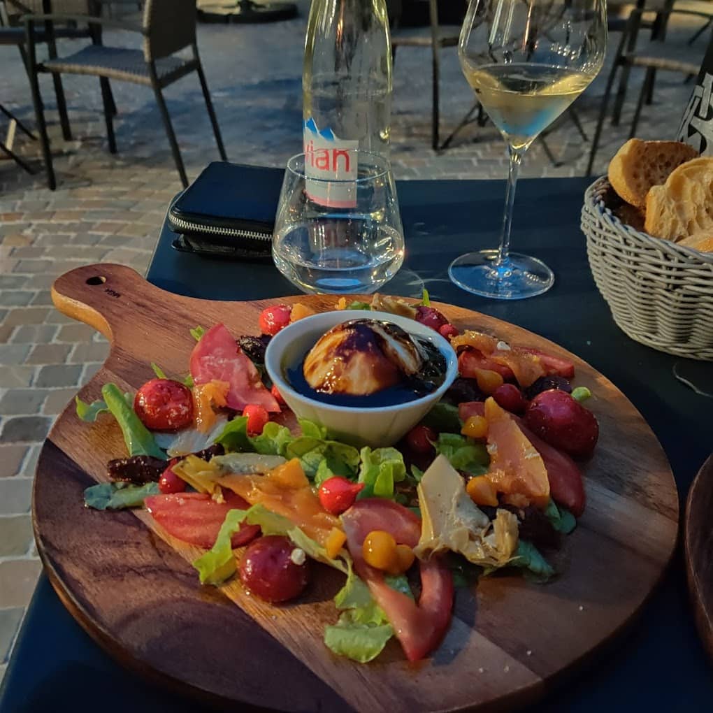 Restaurant La Cave de l’Avenue de Champagne à Épernay, France