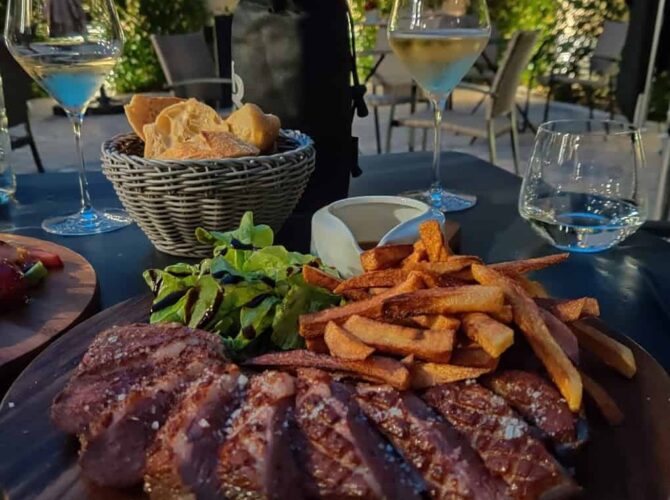 Restaurant La Cave de l’Avenue de Champagne à Épernay, France