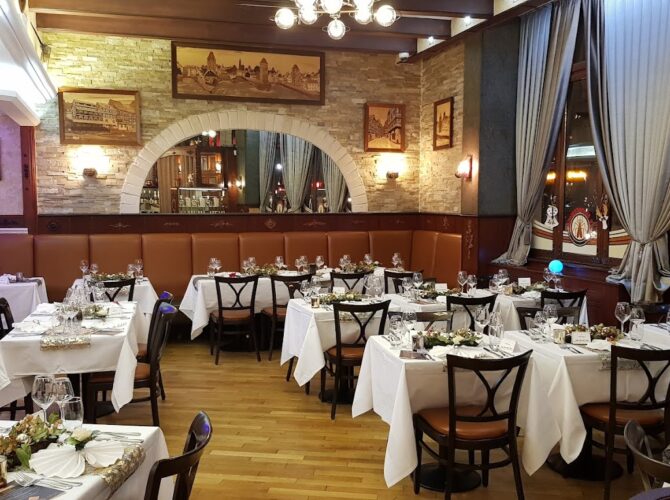 Restaurant Alsacien Strasbourg Schnockeloch – Tarte flambée Flammekueche à Strasbourg, France