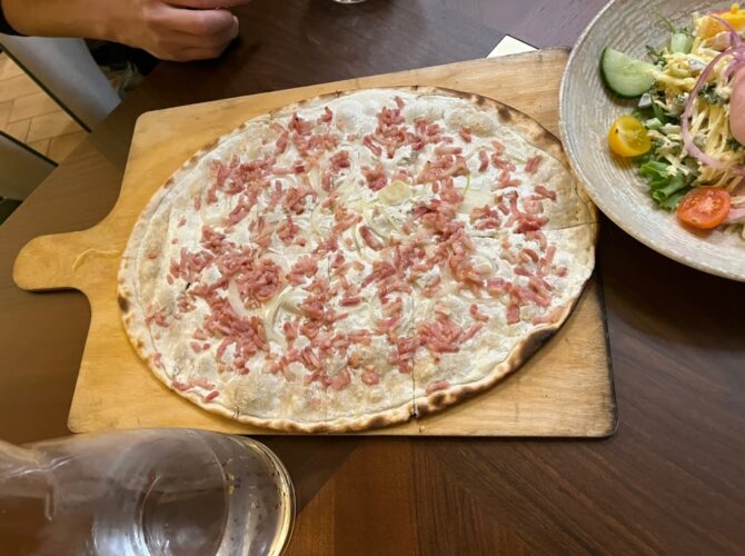 Restaurant Alsacien Strasbourg Schnockeloch – Tarte flambée Flammekueche à Strasbourg, France