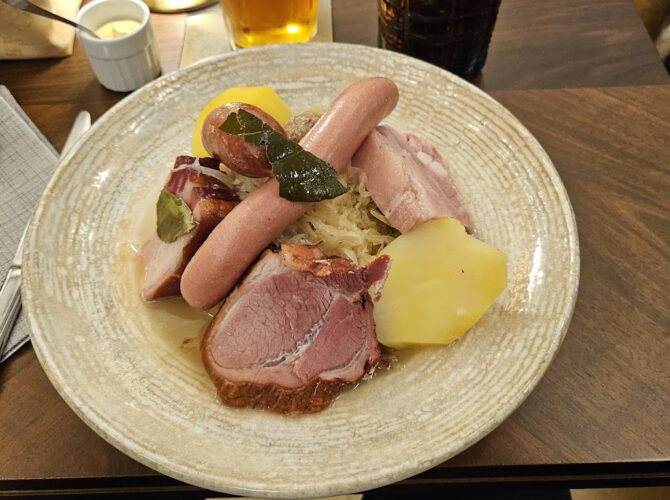 Restaurant Alsacien Strasbourg Schnockeloch – Tarte flambée Flammekueche à Strasbourg, France