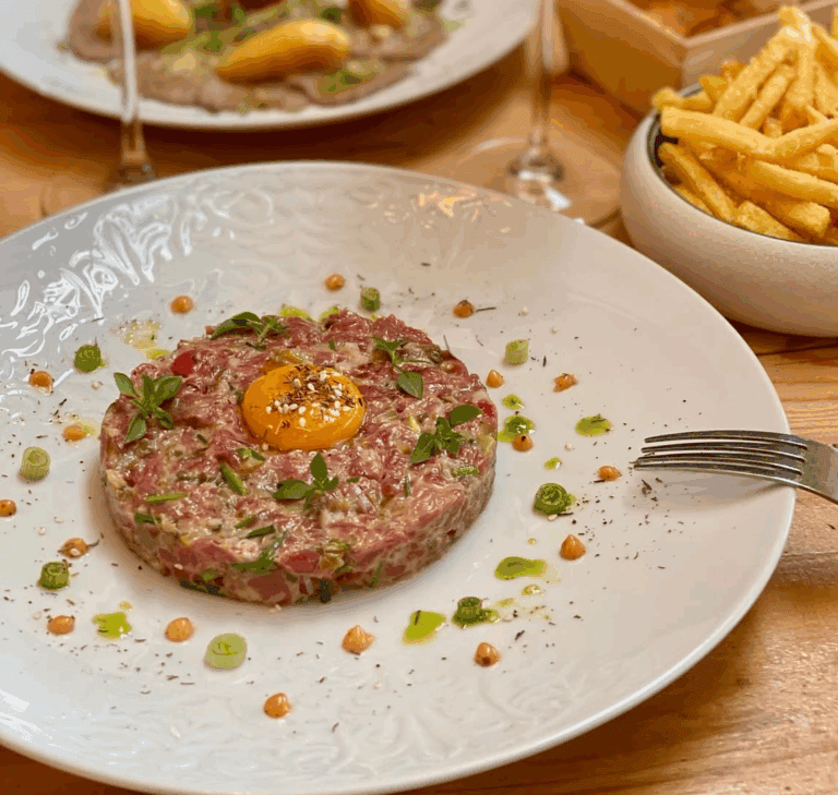 Tartare de boeuf au couteau – Le Loup Dans La Bergerie – France – Seichamps