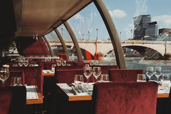 Restaurant Maxim’s sur Seine à Paris, France