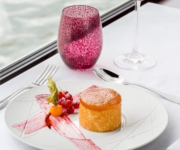 Restaurant Maxim’s sur Seine à Paris, France