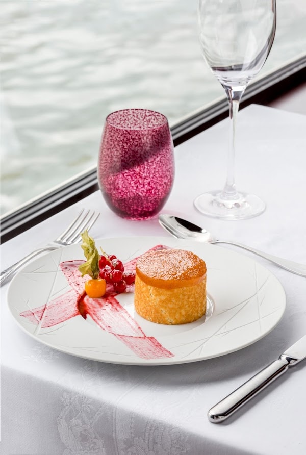 Restaurant Maxim’s sur Seine à Paris, France