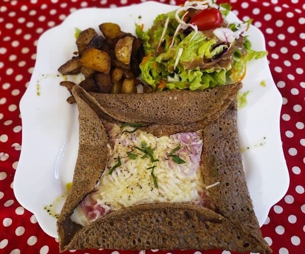 Restaurant Bistrot Gourmand depuis 1998 Ravioles Galettes de sarrasin Salades Gratins Crêpes Gaufres Pâtisseries à Romans-sur-Isère, France