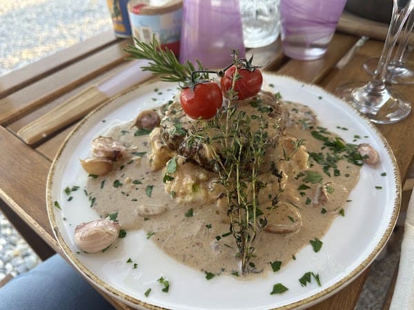 Restaurant La Cabane Saint Laurent du var à Saint-Laurent-du-Var, France