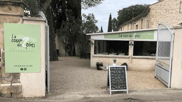 Restaurant La cour des 2 pins à Fontvieille, France