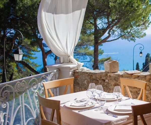 La Roquebrunoise Restaurant vue mer et château à Roquebrune-Cap-Martin, France