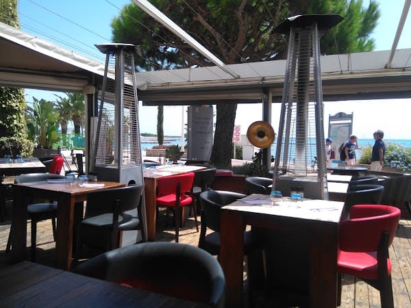 Le Blue Bay – Restaurant Bord de mer – Saint-Laurent-Du-Var à Saint-Laurent-du-Var, France