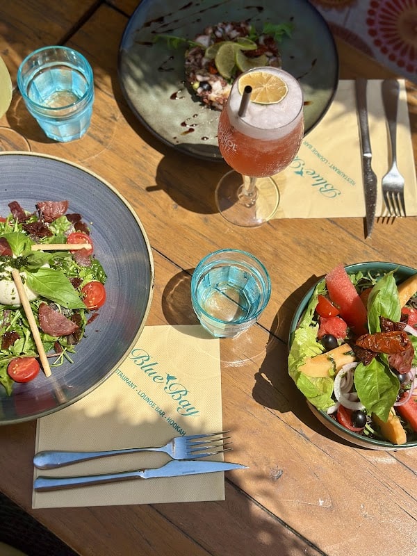 Le Blue Bay – Restaurant Bord de mer – Saint-Laurent-Du-Var à Saint-Laurent-du-Var, France