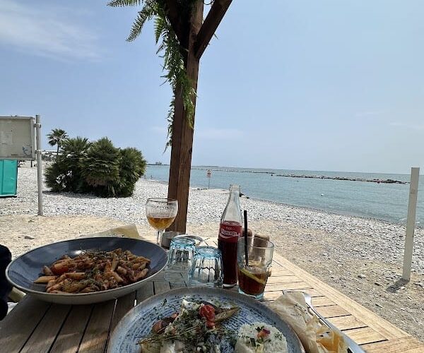 Le Blue Bay – Restaurant Bord de mer – Saint-Laurent-Du-Var à Saint-Laurent-du-Var, France
