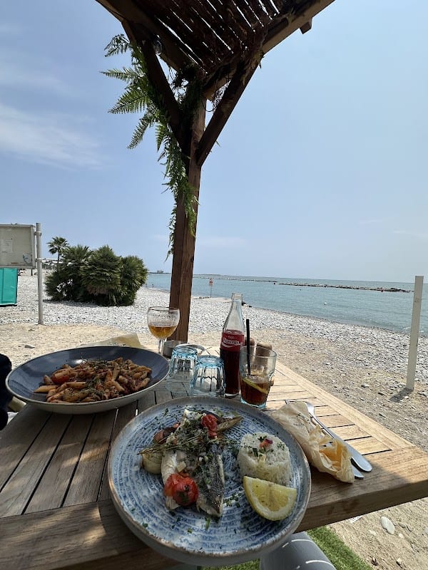 Le Blue Bay – Restaurant Bord de mer – Saint-Laurent-Du-Var à Saint-Laurent-du-Var, France