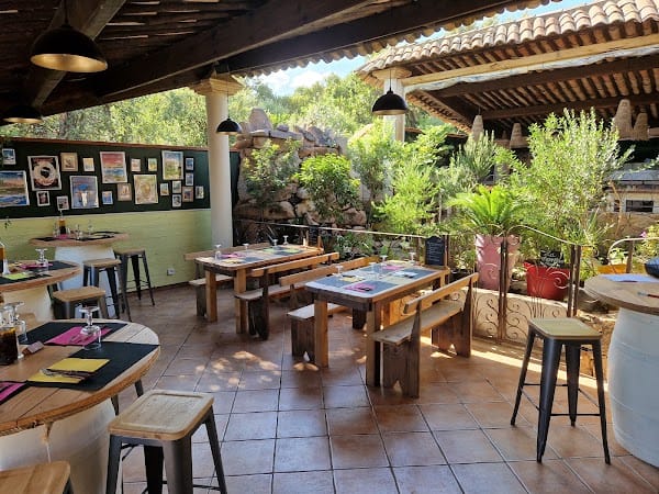 Le Patio-Pinarello Restaurant Pizzeria à Sainte-Lucie-de-Porto-Vecchio, France