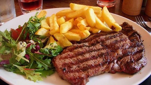 Restaurant Les Quatre Bouchons – Authentique Bouchons Lyonnais à Caen, France