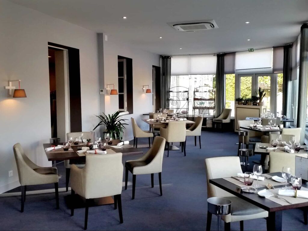 Logis Hôtel Au Grand Hôtel et son restaurant à Mayenne, France