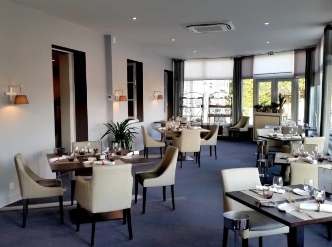 Logis Hôtel Au Grand Hôtel et son restaurant à Mayenne, France