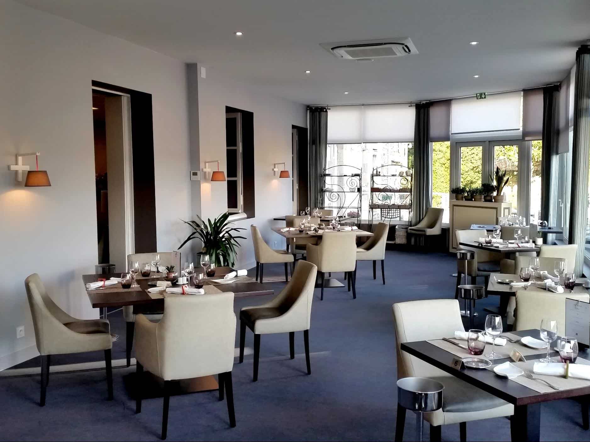 Logis Hôtel Au Grand Hôtel et son restaurant à Mayenne, France