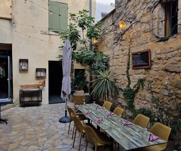 Restaurant Midi à l’ombre à Uzès, France