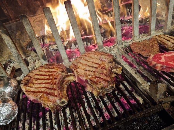Piqu’Boeuf – Restaurant Beaune – Spécialités viande grillée au feu de bois à Beaune, France