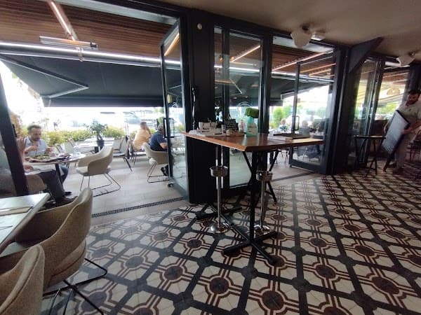 Restaurant vyrus à Saint-Laurent-du-Var, France