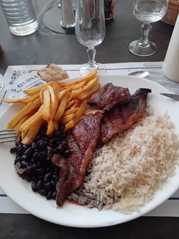 Restaurant 5 Quinas à Saint-Denis, France