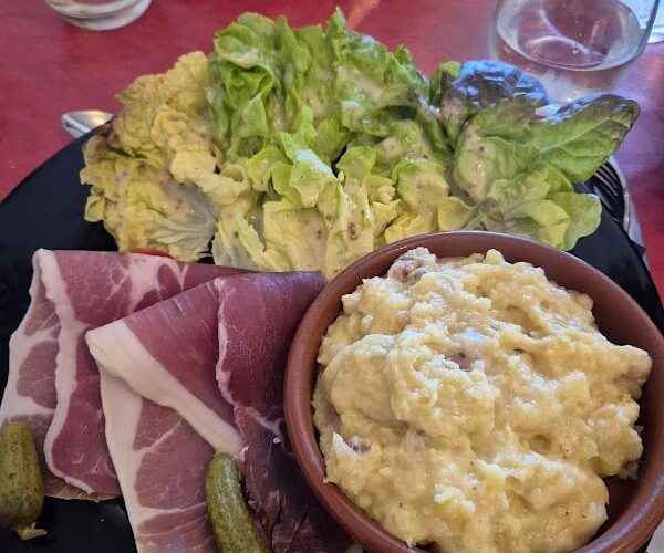 Restaurant Au Chaudron Gourmand à Volvic, France