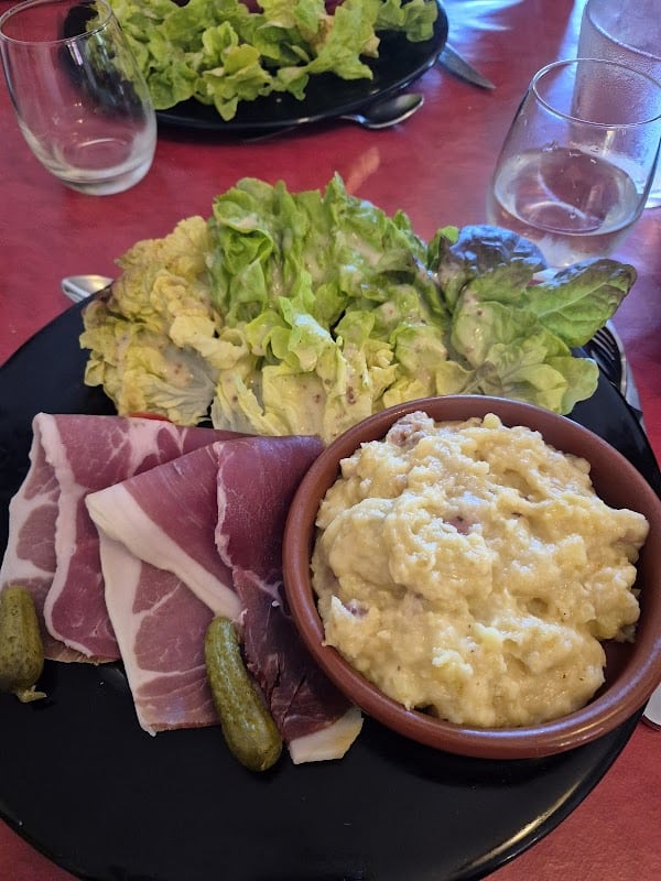 Restaurant Au Chaudron Gourmand à Volvic, France