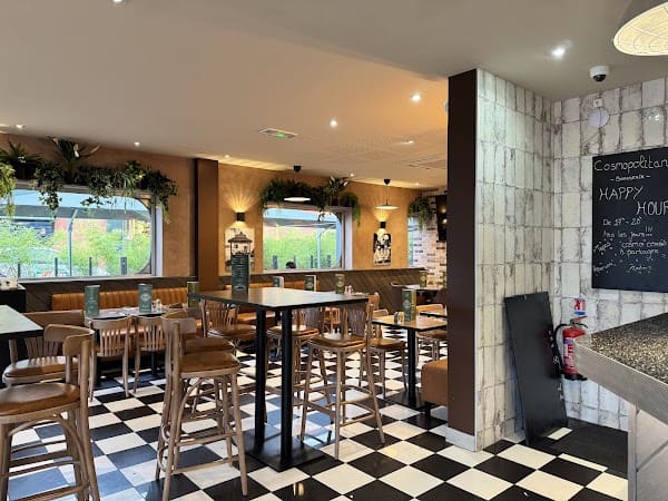 Restaurant Brasserie Cosmopolitan Melun à Vert-Saint-Denis, France
