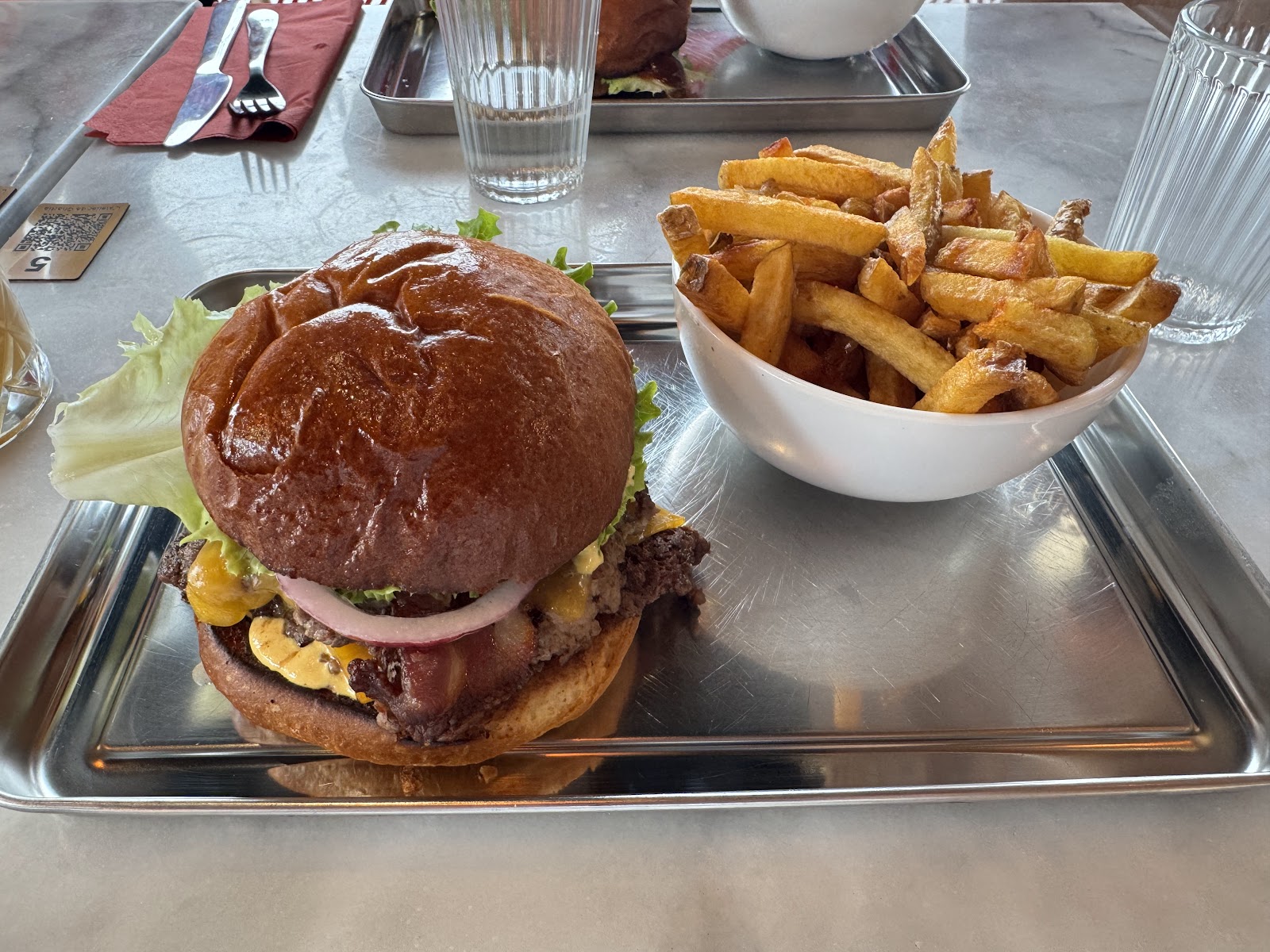 Restaurant Burgers de Charlie change de nom et devient “The Bun Theory” à Melun, France — photo 4