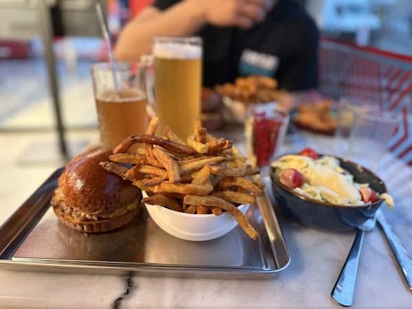 Restaurant Burgers de Charlie change de nom et devient “The Bun Theory” à Melun, France