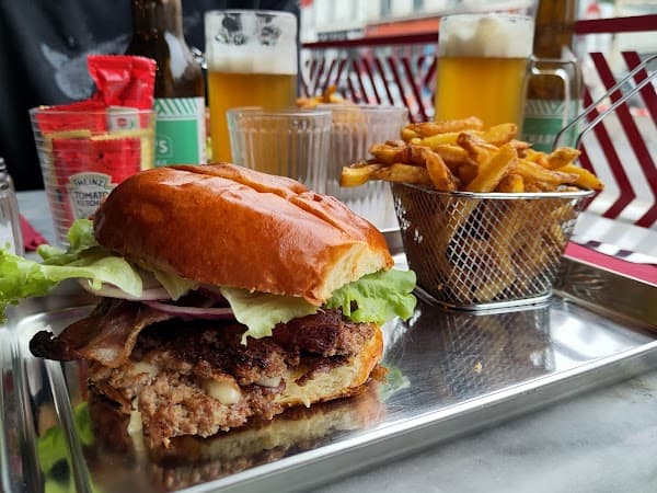 Restaurant Burgers de Charlie change de nom et devient “The Bun Theory” à Melun, France