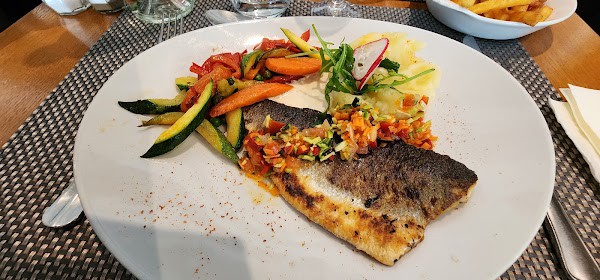 Restaurant Comme Chez Vous-L Emaillerie à Saint-Denis, France