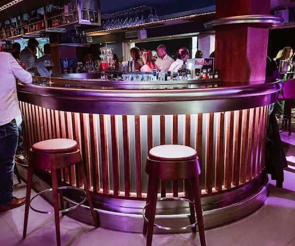 Restaurant 𝗠𝗫𝗢 Rooftop | 𝘔𝘪𝘹𝘰𝘭𝘰𝘨𝘺 & 𝘗𝘳𝘦𝘮𝘪𝘶𝘮𝘴 𝘚𝘱𝘪𝘳𝘪𝘵𝘴 | 𝘊𝘰𝘤𝘬𝘵𝘢𝘪𝘭𝘴 & 𝘋𝘳𝘦𝘢𝘮𝘴 à Six-Fours-les-Plages, France