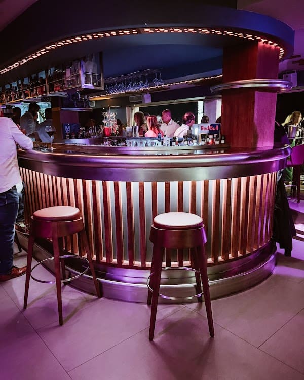 Restaurant 𝗠𝗫𝗢 Rooftop | 𝘔𝘪𝘹𝘰𝘭𝘰𝘨𝘺 & 𝘗𝘳𝘦𝘮𝘪𝘶𝘮𝘴 𝘚𝘱𝘪𝘳𝘪𝘵𝘴 | 𝘊𝘰𝘤𝘬𝘵𝘢𝘪𝘭𝘴 & 𝘋𝘳𝘦𝘢𝘮𝘴 à Six-Fours-les-Plages, France