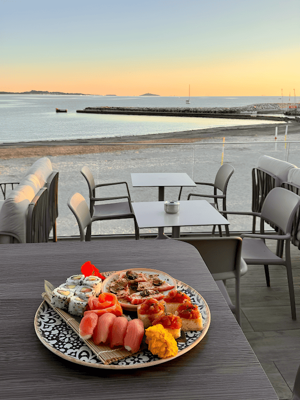 Restaurant 𝗠𝗫𝗢 Rooftop | 𝘔𝘪𝘹𝘰𝘭𝘰𝘨𝘺 & 𝘗𝘳𝘦𝘮𝘪𝘶𝘮𝘴 𝘚𝘱𝘪𝘳𝘪𝘵𝘴 | 𝘊𝘰𝘤𝘬𝘵𝘢𝘪𝘭𝘴 & 𝘋𝘳𝘦𝘢𝘮𝘴 à Six-Fours-les-Plages, France