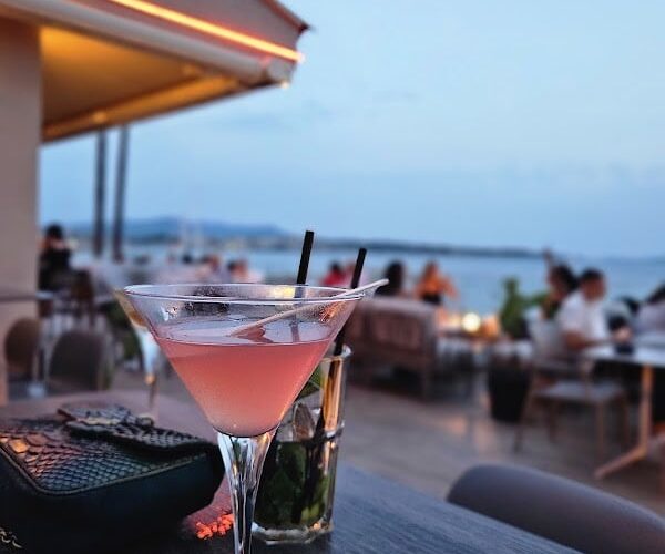 Restaurant 𝗠𝗫𝗢 Rooftop | 𝘔𝘪𝘹𝘰𝘭𝘰𝘨𝘺 & 𝘗𝘳𝘦𝘮𝘪𝘶𝘮𝘴 𝘚𝘱𝘪𝘳𝘪𝘵𝘴 | 𝘊𝘰𝘤𝘬𝘵𝘢𝘪𝘭𝘴 & 𝘋𝘳𝘦𝘢𝘮𝘴 à Six-Fours-les-Plages, France