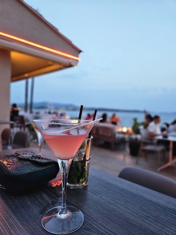 Restaurant 𝗠𝗫𝗢 Rooftop | 𝘔𝘪𝘹𝘰𝘭𝘰𝘨𝘺 & 𝘗𝘳𝘦𝘮𝘪𝘶𝘮𝘴 𝘚𝘱𝘪𝘳𝘪𝘵𝘴 | 𝘊𝘰𝘤𝘬𝘵𝘢𝘪𝘭𝘴 & 𝘋𝘳𝘦𝘢𝘮𝘴 à Six-Fours-les-Plages, France