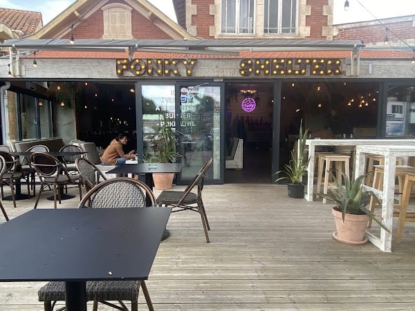 Restaurant Fonky Shelter à Lacanau, France