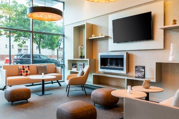 Restaurant Kitchen & Bar at Courtyard by Marriott Paris Saint Denis à Saint-Denis, France