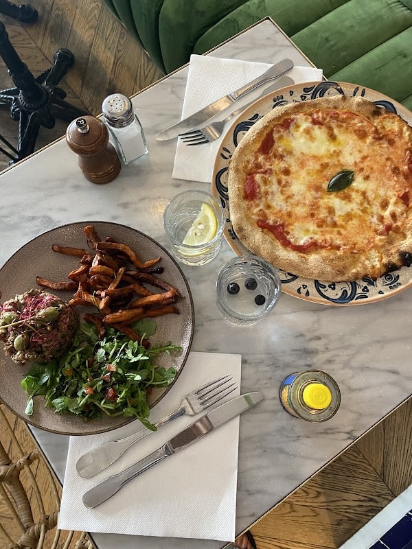 Restaurant La Guinguette à Versailles, France