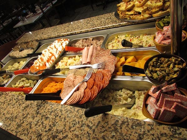 Restaurant la Pile D’assiettes à Issé, France